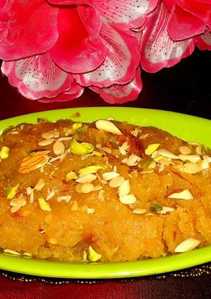 इंस्टेंट मूंग दाल का हलवा(Instant Moong Dal Ka Halwa recipe in Hindi) रेसिपी मुख्य फोटो