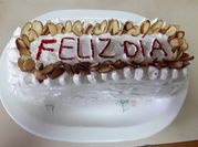 Una foto de merengue con almendras