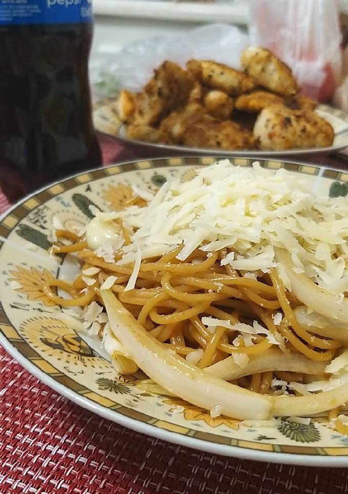 Українські макарони з соєвим соусом та сиром