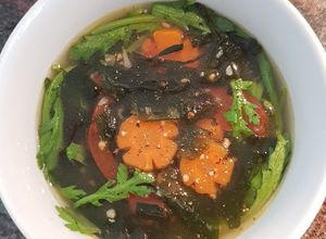 Hình của món Canh Rong Biển Rau Củ Chay.