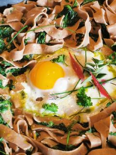 Tk tönköly metélt zöldteával, spenóttal, tükörtojással recept fotója
