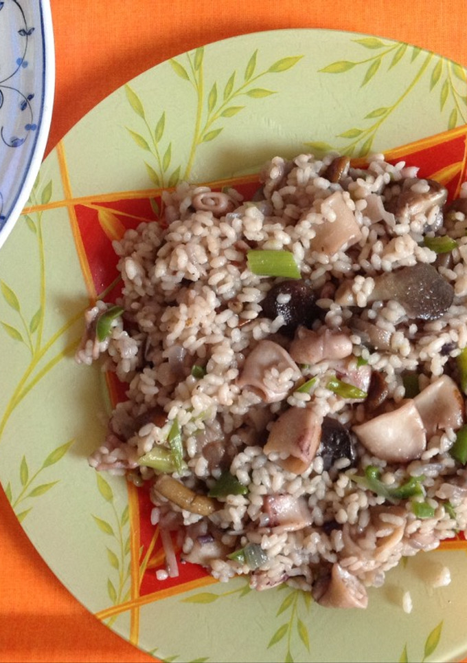 Una foto de Arroz con calamares y setas
