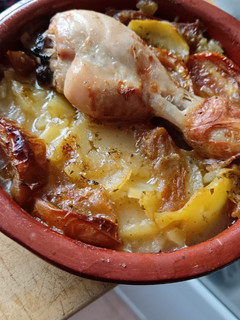 Una foto de Muslo de pollo al horno con patatas y tomate