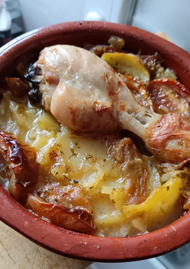 Una foto de Muslo de pollo al horno con patatas y tomate