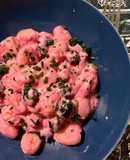 Gnocchi con crema di hummus alla barbabietola ed olive