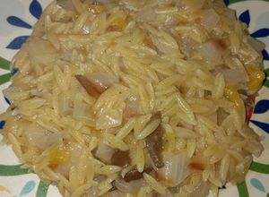 Una foto de Orzo vegano con umeboshi y pelones 🍑