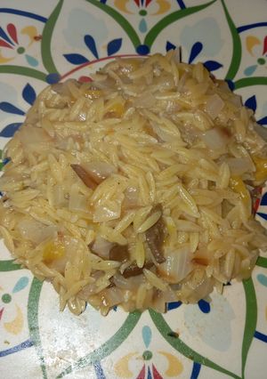 Una foto de Orzo vegano con umeboshi y pelones 🍑