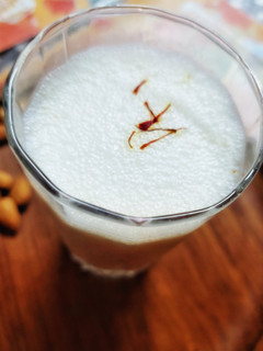 बादाम हनी मिल्क शेक(badam honey milkshake recipe in hindi) रेसिपी मुख्य फोटो