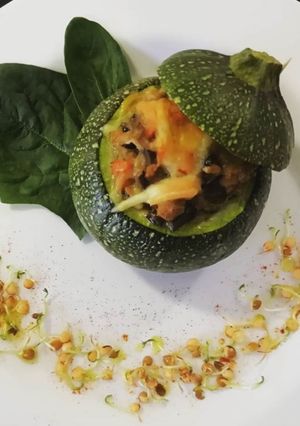Una foto de Zucchini relleno de verduras y Atún