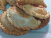Una foto de empanadas de choclo frita
