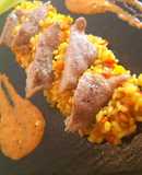 Arroz a la cúrcuma con secreto ibérico y salsa mojo