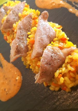 Una foto de Arroz a la cúrcuma con secreto ibérico y salsa mojo