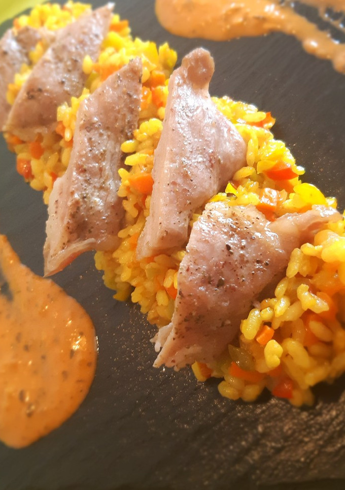 Una foto de Arroz a la cúrcuma con secreto ibérico y salsa mojo