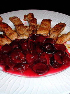 Una foto de Tiras de carne de pavo con cerezas en salsa