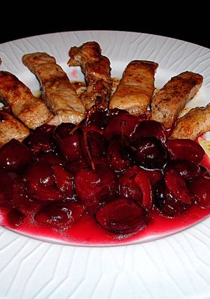 Una foto de Tiras de carne de pavo con cerezas en salsa