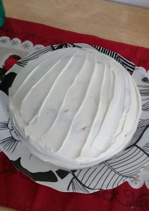 Una foto de Torta rellena de frutilla y dulce de leche