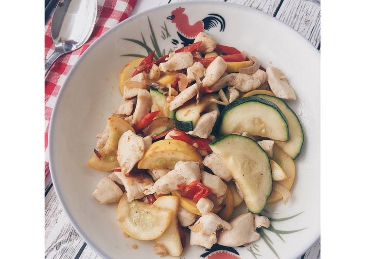 Langkah Mudah untuk Menyiapkan Low cal diet menu Stir fry zucchini and chicken breast (tumis zucchini dan dada ayam rendah kalori) yang Bikin Ngiler