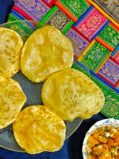 লুচি আলুর দম। (luchi and aloor dum recipe in Bengali) রেসিপির প্রধান ছবি