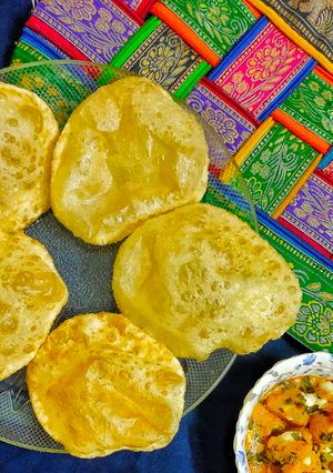 লুচি আলুর দম। (luchi and aloor dum recipe in Bengali) রেসিপির প্রধান ছবি