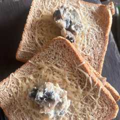 Une photo de Croque monsieur à la sauce crémeuse aux champignon