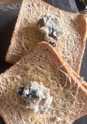 Une photo de Croque monsieur à la sauce crémeuse aux champignon