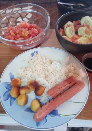 Una foto de Arroz con salchichas y papas duquesa