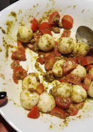 A picture of Mozzarella balls [keto].