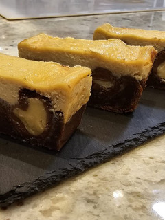 Una foto de Brownie cheesecake bombón