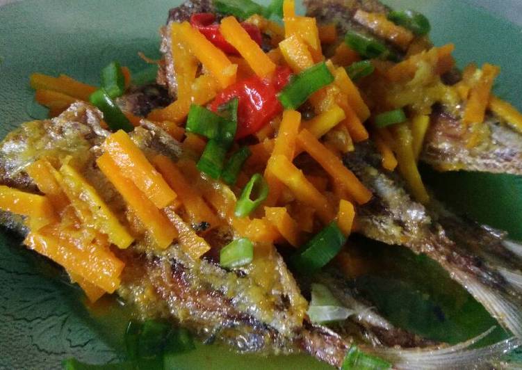 Resep Ikan kembung kuah acar kuning Lezat