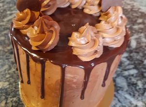Una foto de Torta drip cake