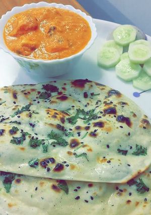 A picture of Butter Creamy Chicken with Tawa Butter Naan.