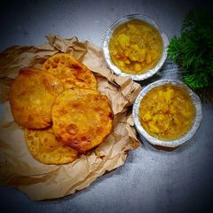 A picture of Aloo ki kachori.