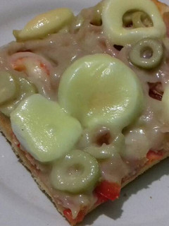 Una foto de Pizza con masa casera con todo tipo de gustos