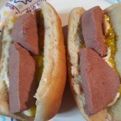 A picture of Braunschweiger on a Bun.