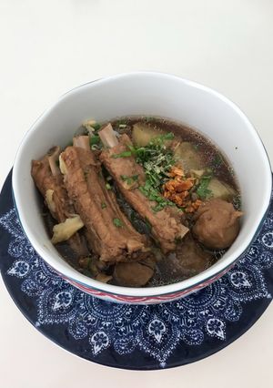 รูปของ ก๋วยเตี๋ยวซี่โครงหมูตุ๋น ลูกชิ้น