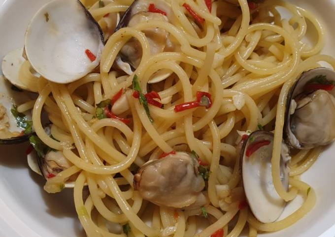 30. Spaghetti aglio e olio with Clam