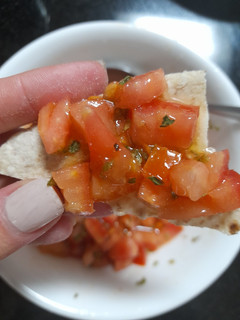Una foto de Tomatito y chips