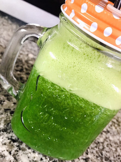Foto de Sumo/ suco Detox de couve com cenoura e laranja