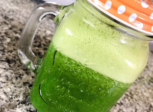 Foto de Sumo/ suco Detox de couve com cenoura e laranja