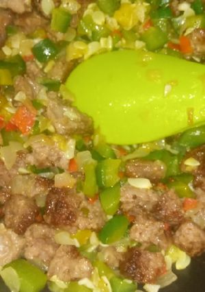 Una foto de Salteado de zapallitos y chorizo