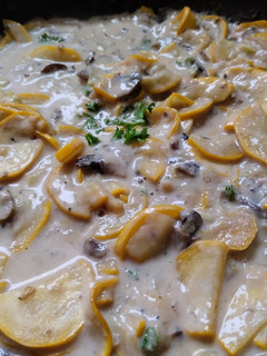 Una foto de Calabacines🥒🥙 en salsa🥛 de champiñones🍄🥘