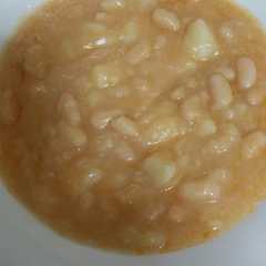 Una foto de Patatas con judías