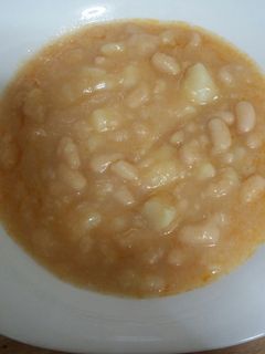 Una foto de Patatas con judías