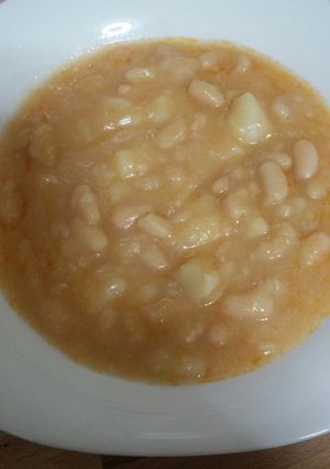 Una foto de Patatas con judías