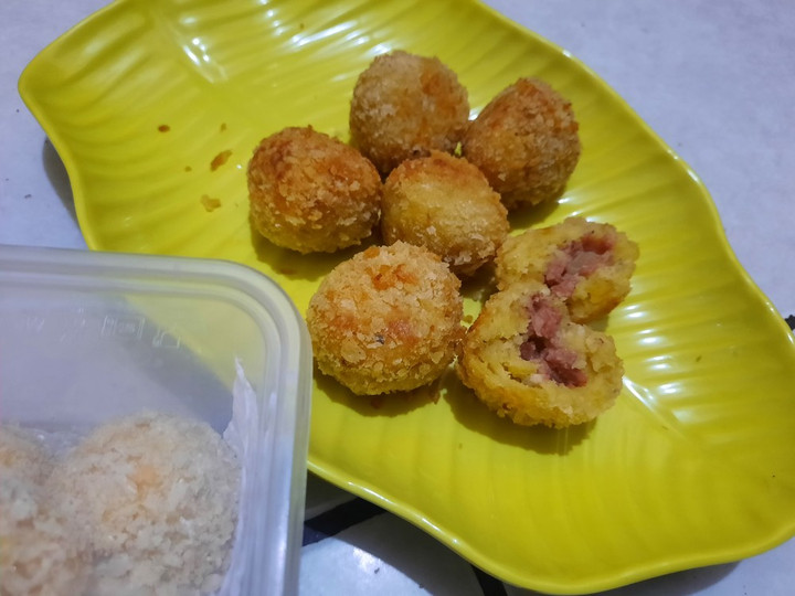 Langkah Mudah untuk Menyiapkan Kroket kentang keju isi kornet yang Enak Banget
