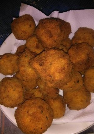 Una foto de Croquetas caseras de carné picada y pimiento verde, y ajo,y cebolleta y chorizo,esta es la masa