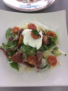 Una foto de Ensalada Lyonesa