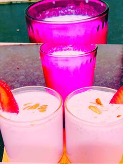 स्ट्रॉबेरी शेक (strawberry shake recipe in Hindi) रेसिपी मुख्य फोटो