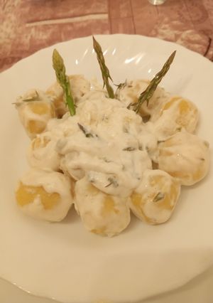 Foto di Gnocchi ripieni allo speck, conditi con crema di asparagi selvatici
