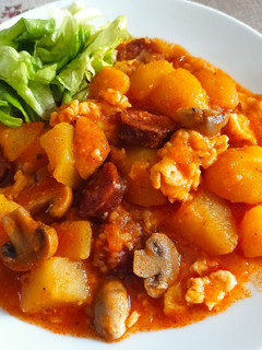 Krumpligulyás, gombával, füstölt kolbásszal és galuskával recept fotója